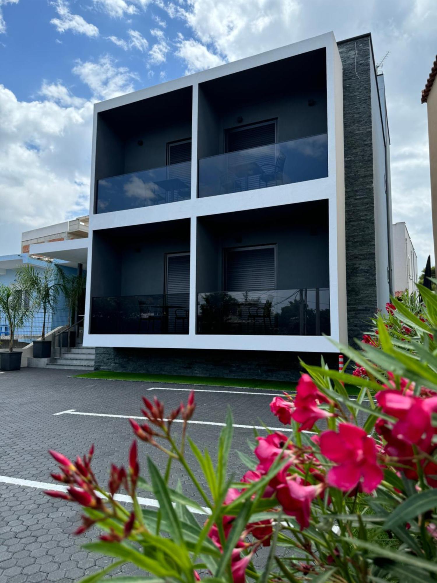 Kevin'S Aparthotel Vlore Bagian luar foto