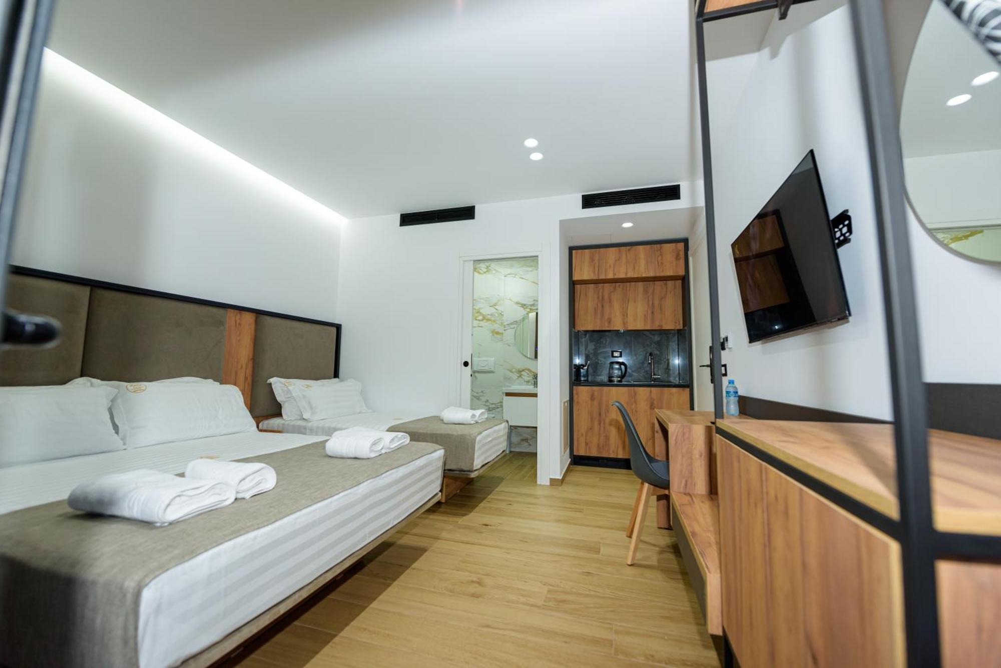 Kevin'S Aparthotel Vlore Bagian luar foto