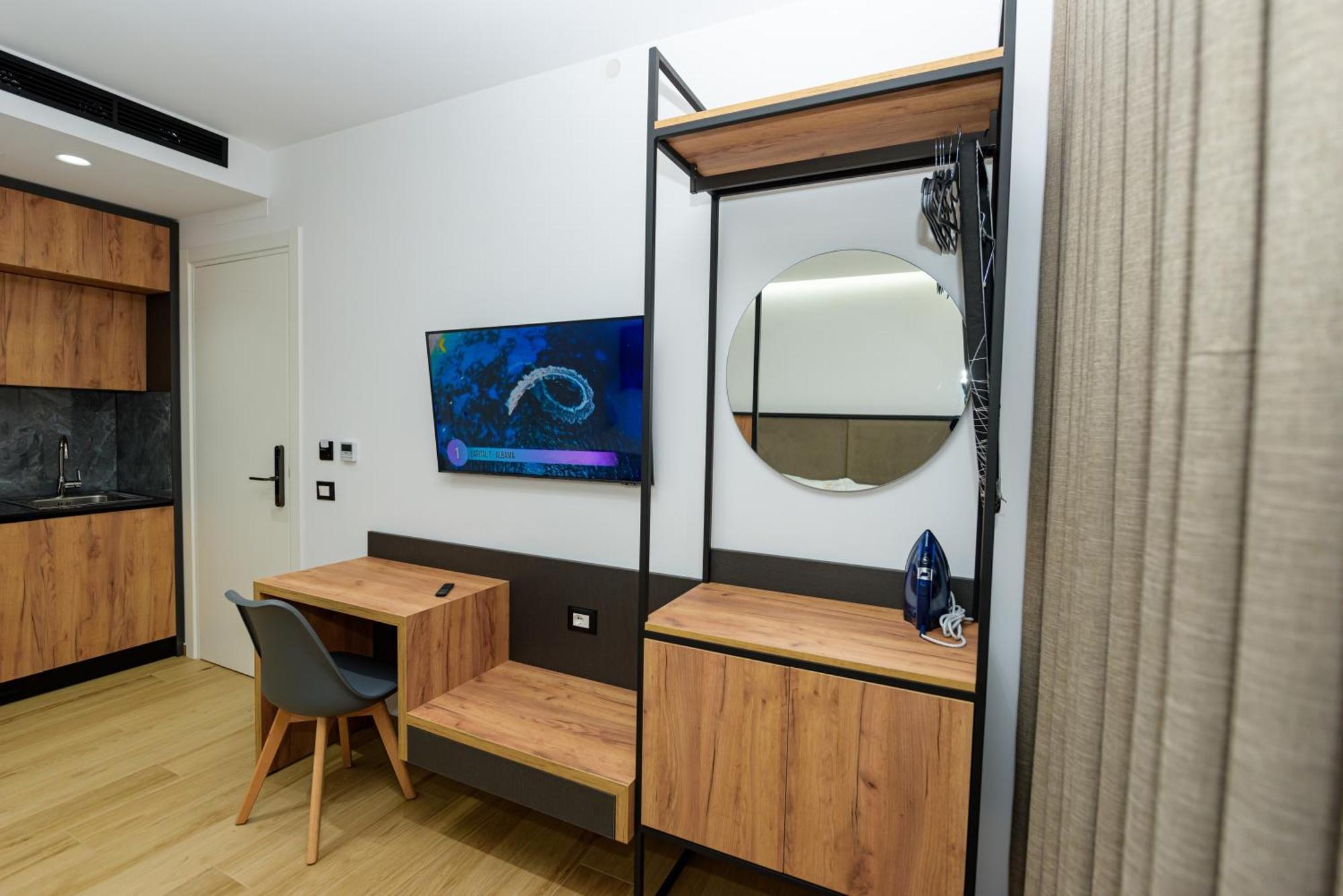 Kevin'S Aparthotel Vlore Bagian luar foto