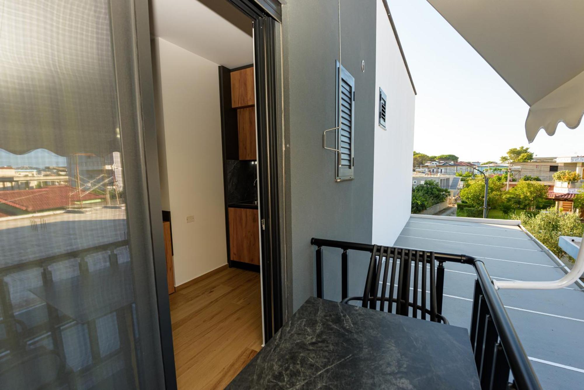 Kevin'S Aparthotel Vlore Bagian luar foto
