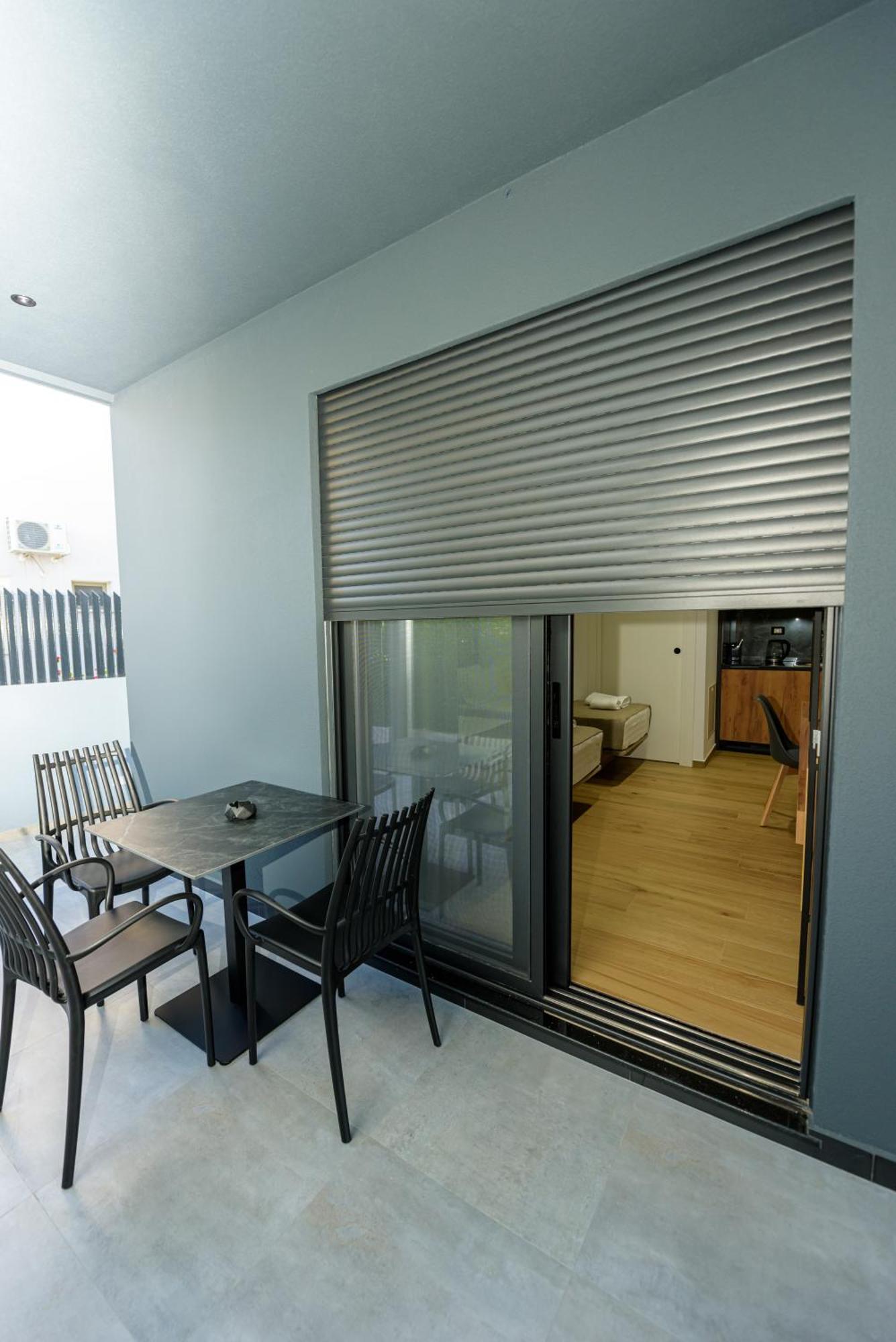 Kevin'S Aparthotel Vlore Bagian luar foto