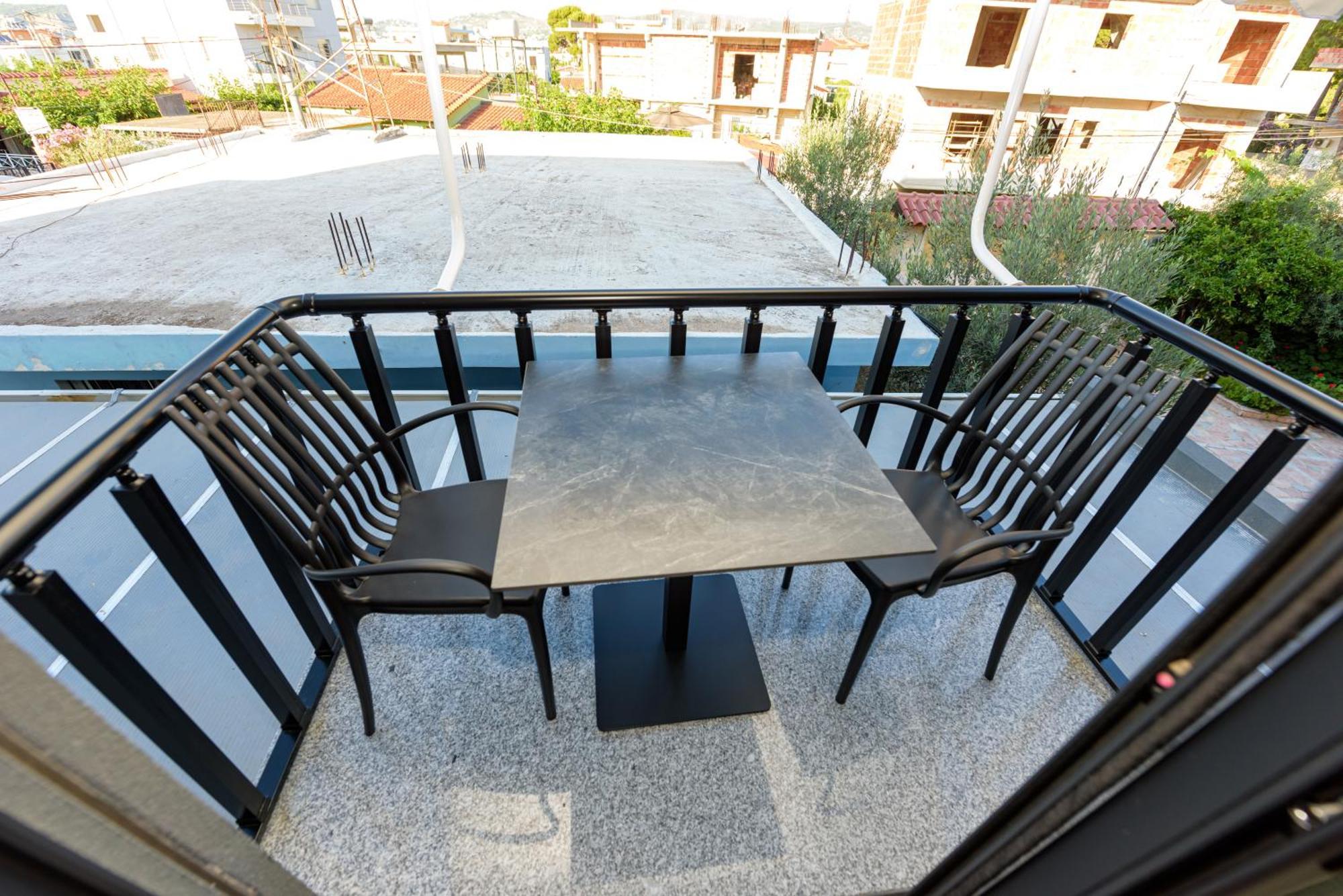 Kevin'S Aparthotel Vlore Bagian luar foto
