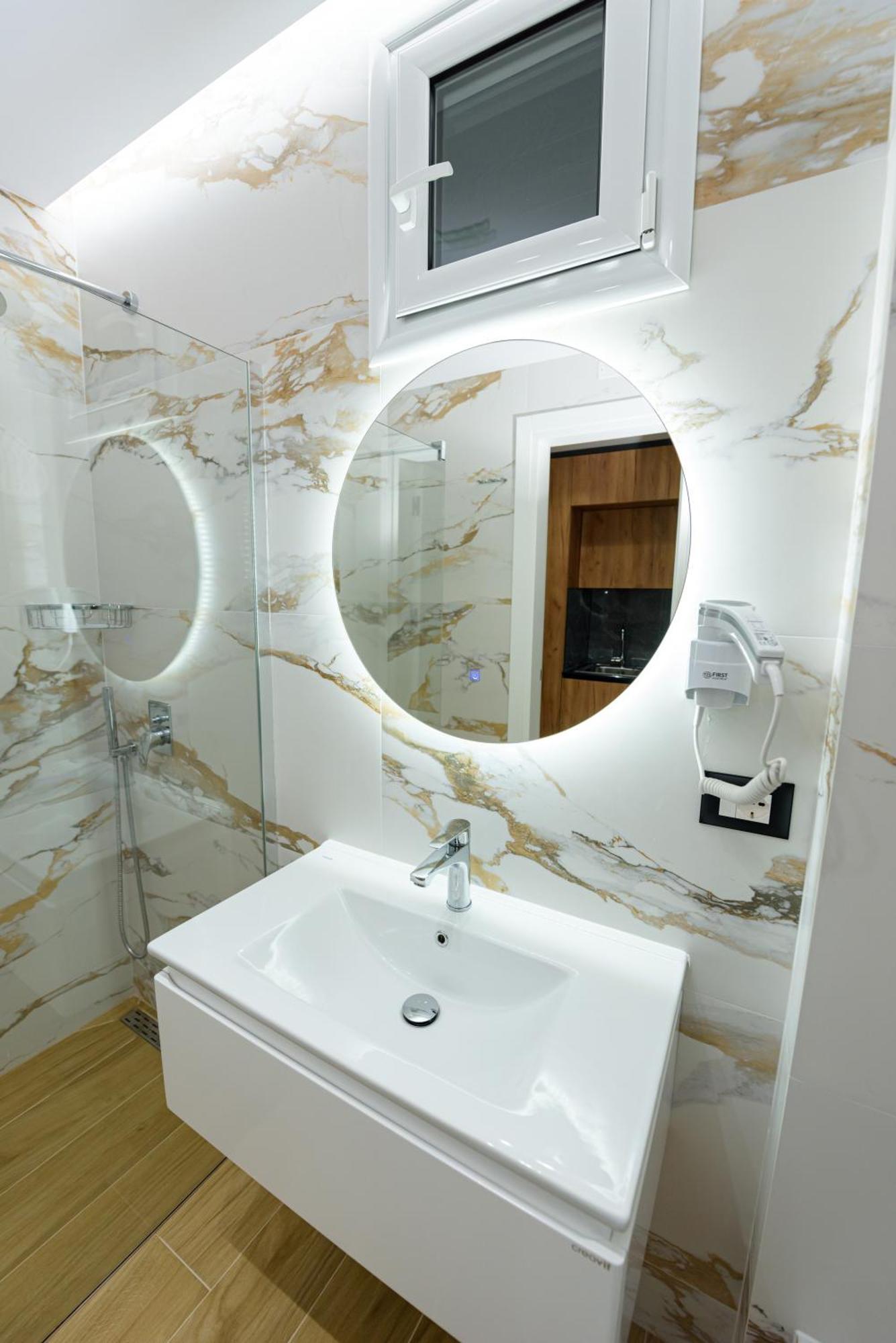 Kevin'S Aparthotel Vlore Bagian luar foto