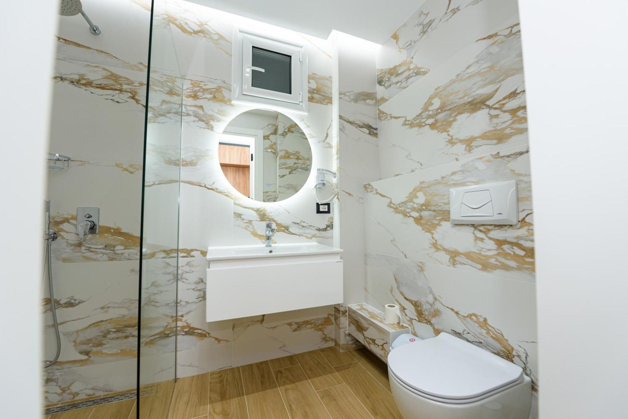 Kevin'S Aparthotel Vlore Bagian luar foto