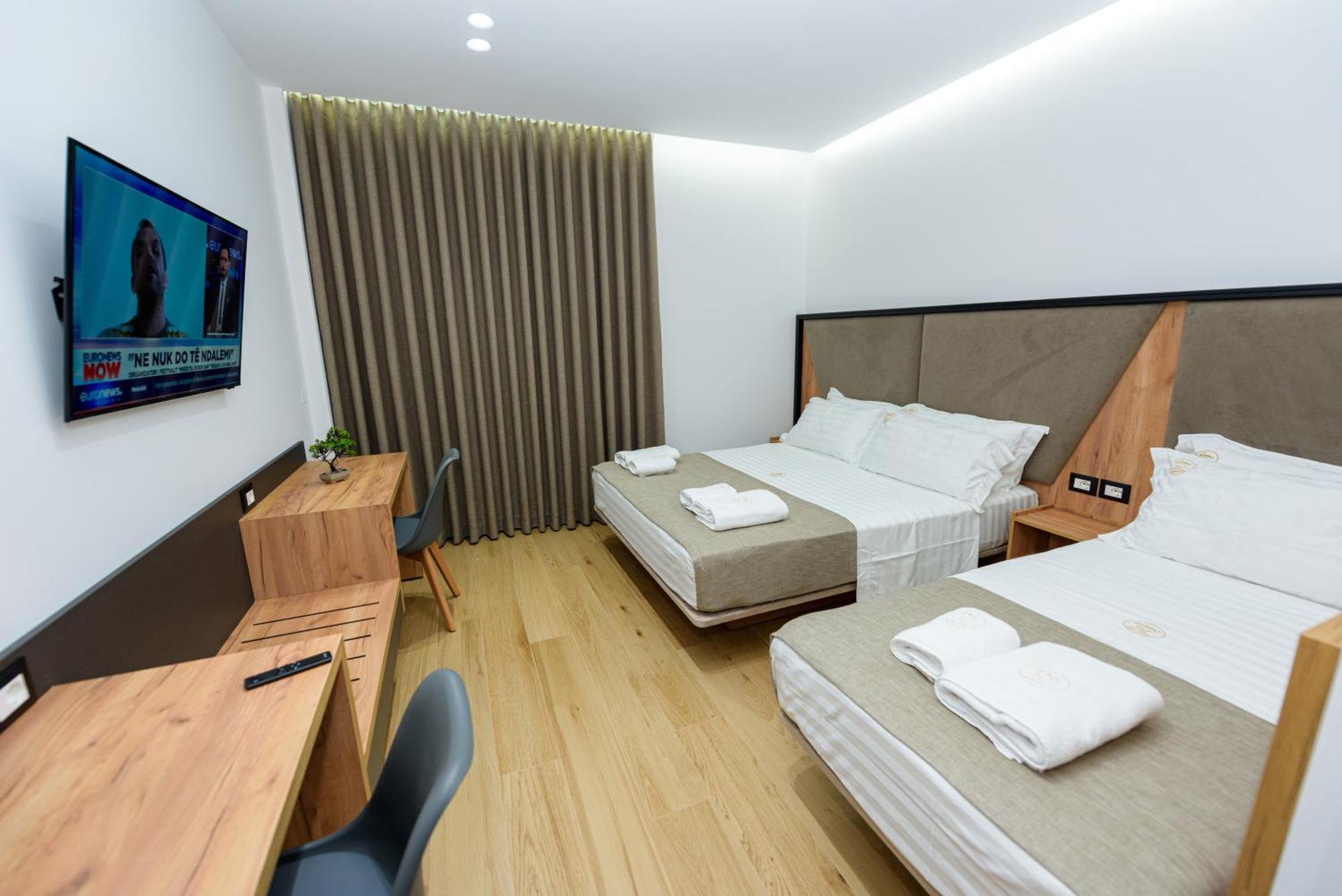 Kevin'S Aparthotel Vlore Bagian luar foto