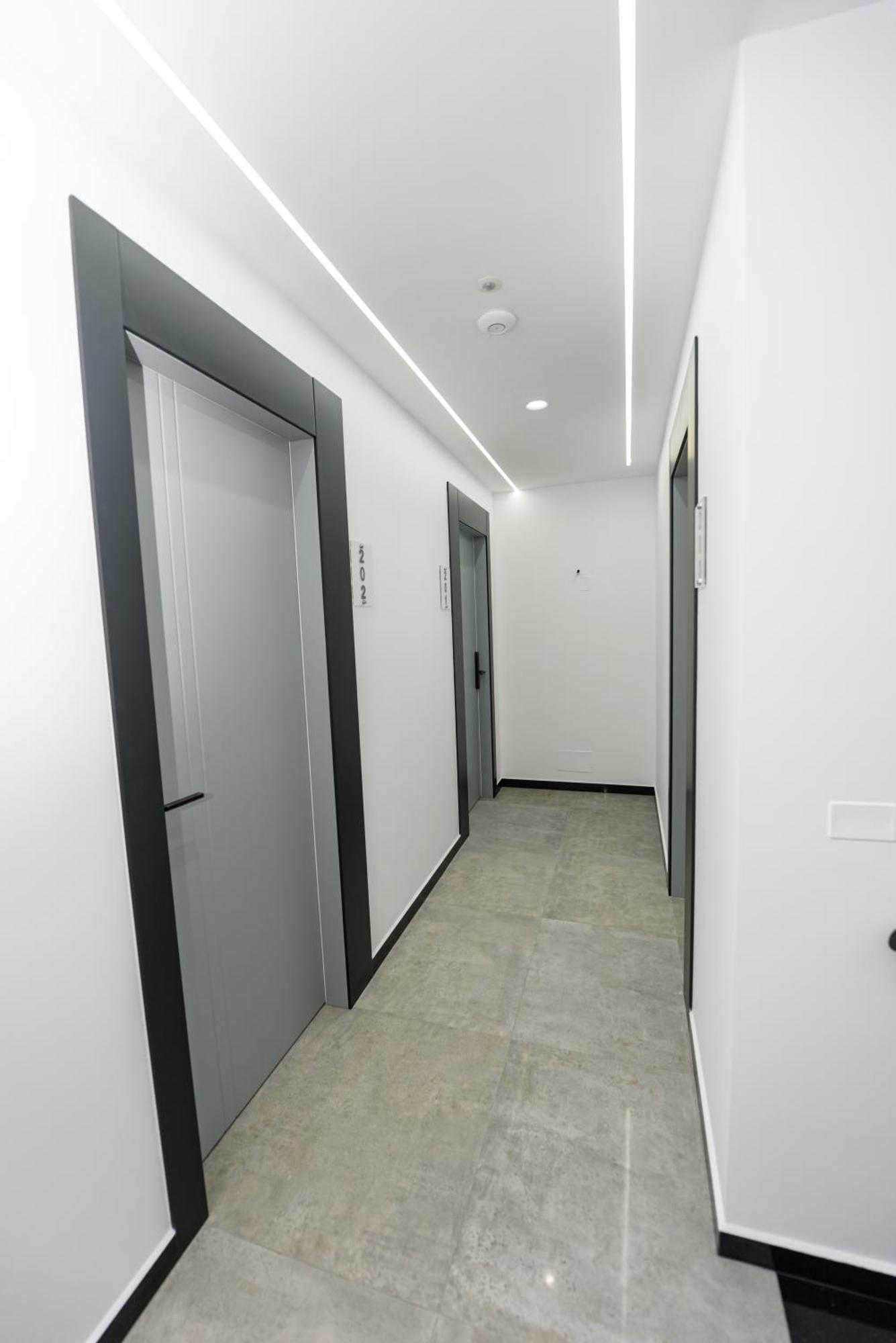 Kevin'S Aparthotel Vlore Bagian luar foto