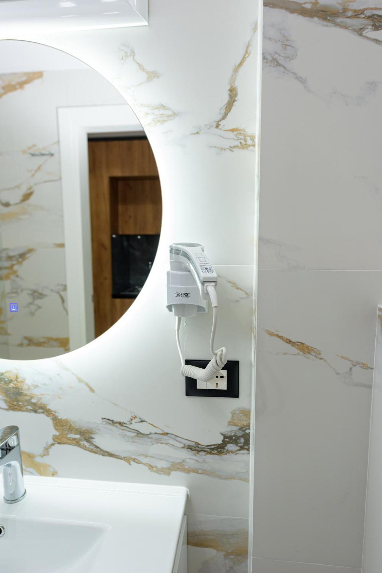 Kevin'S Aparthotel Vlore Bagian luar foto